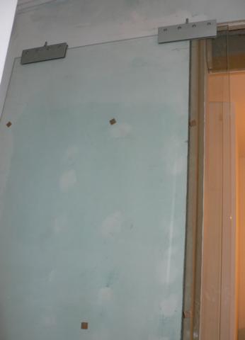 drzwi szklane przesuwne do łazienki obok otworu